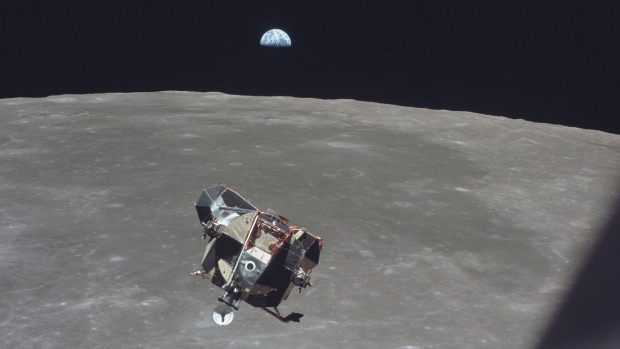 Debu bulan NASA yang langka yang dikumpulkan oleh Neil Armstrong pada misi Apollo 11 akan dilelang