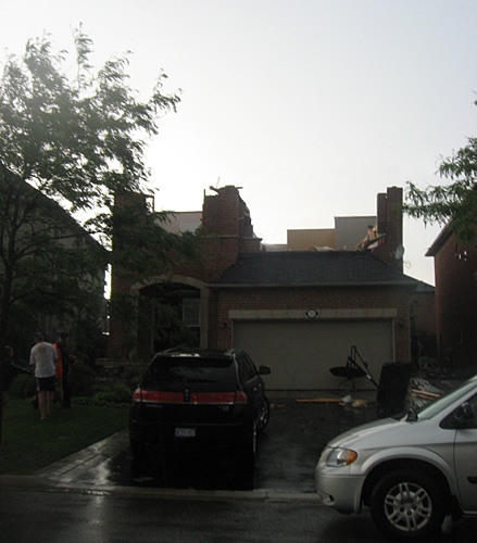 This home on Haymer Drive in Maple lost its entire roof on Thursday, Aug. 20, 2009. (Kelly Levesque for CTV News)