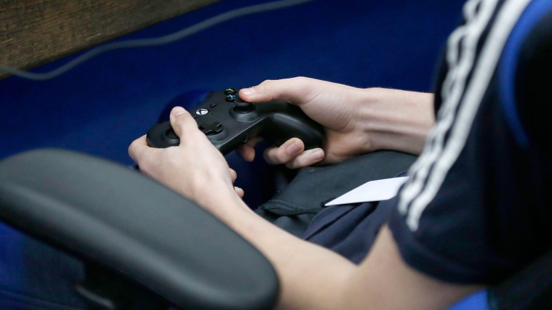 A student plays a video game in Sapulpa, Okla. on April 3, 2019. (The Canadian Press / AP, Stephen Pingry-Tulsa World)