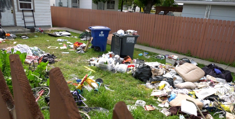 Garbage litters a yard on Avenue G South. (Courtesy: Laura Woodward/CTV News Saskatoon)