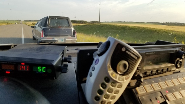 141km/h로 과속한 매니토바주 장의차 운전자(hearse driver)는 가혹한 벌금($586)에 직면해