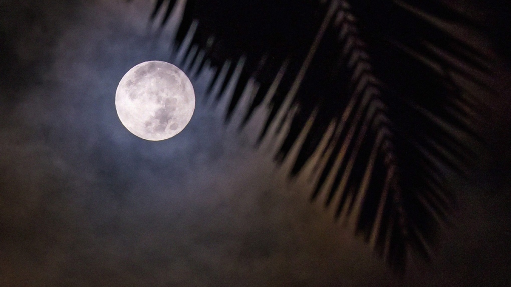 A full moon in Honolulu in 2015