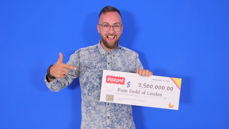 Ryan Dodd of London, Ont. picks up his winning $2.5-million cheque in Toronto on Monday, Sept. 23, 2019. (Source: OLG)