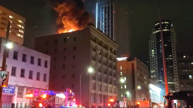 화재는 역사적인 위니펙 빌딩의 지붕을 집어삼키고, 주변 거리는 폐쇄돼