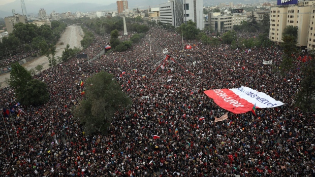 Presidente de Chile renueva gobierno tras protesta de más de 1 millón de personas