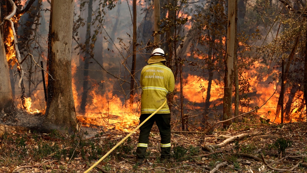 매니토바 주정부는 호주의 산불 진화 지원을 위해 소방관 2명을 파견