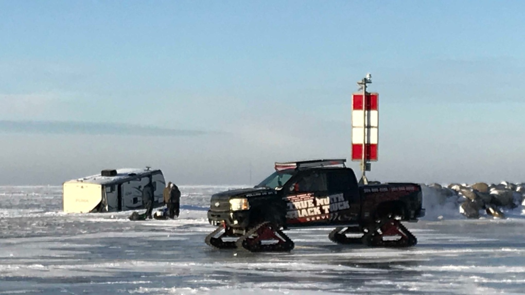 지난 일요일에 얼음이 깨지며 위니펙 호수로 빠진 차량들을 견인해