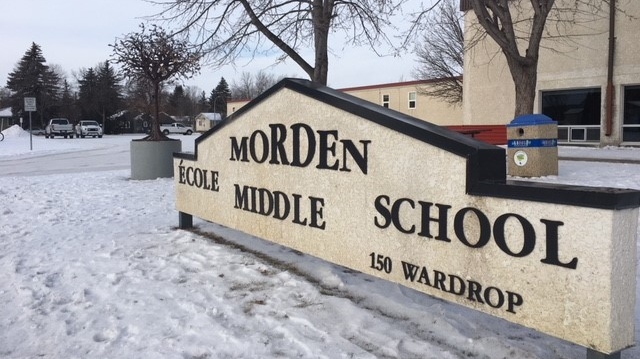 모든(Morden) 학교들은 결석이 급증하고, 초등학생의 3분의 1 이상이 아픈 것으로 보고 있다.