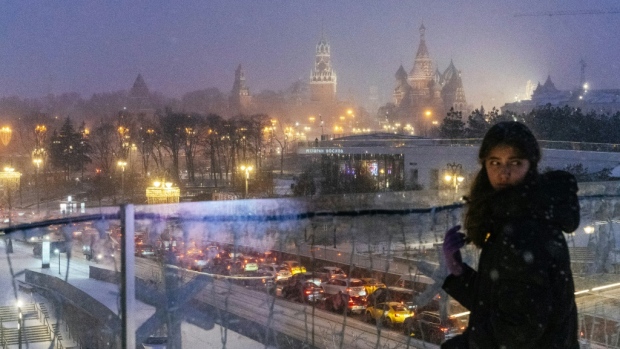 Moscow brings in fake snow to ring out Russia's hottest year on record - CTV News