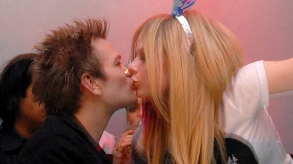Deryck Whibley and Avril Lavigne kiss during a New Years Eve Party at Prive in the Planet Hollywood Resort and Casino in Las Vegas, Monday, Dec. 31, 2007. (AP / Jacob Kepler)