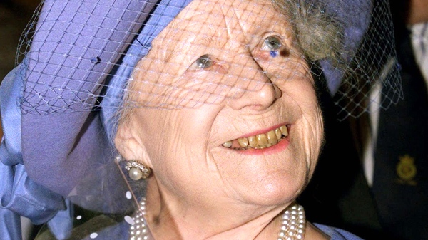 Queen Elizabeth, the Queen Mother, reacts, during the Royal Smithfield Show in London, England in 1998. (AP / Kevin Lamarque)