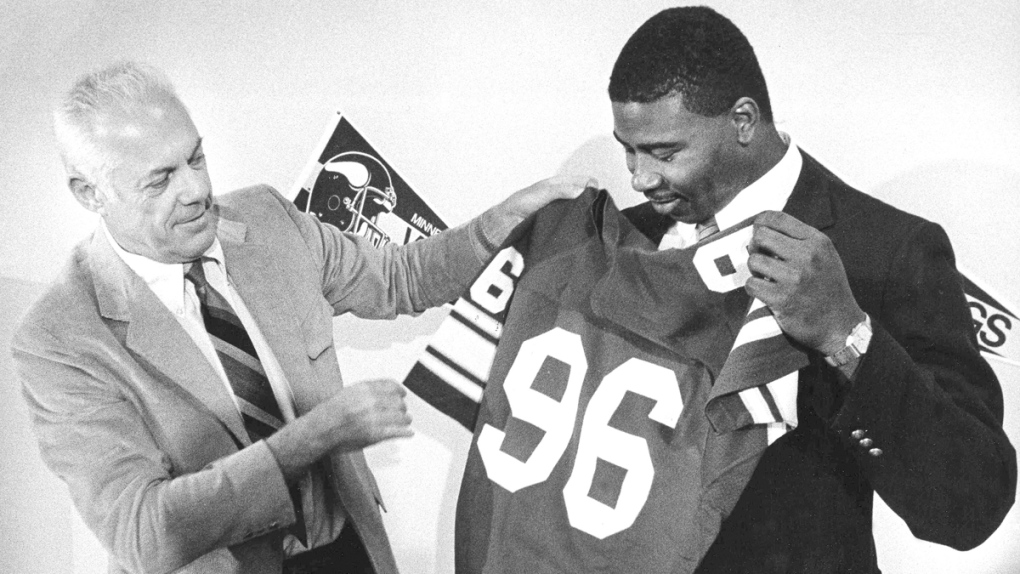 Chris Doleman, right, in 1985