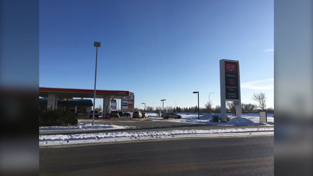 최소한 위니펙의 2개 코압 주유소(Winnipeg Co-op gas stations)가 다시 연료를 팔기 시작해