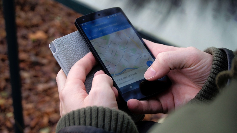 Person using a GPS app on a smartphone. (Pexels/Ingo Joseph) 