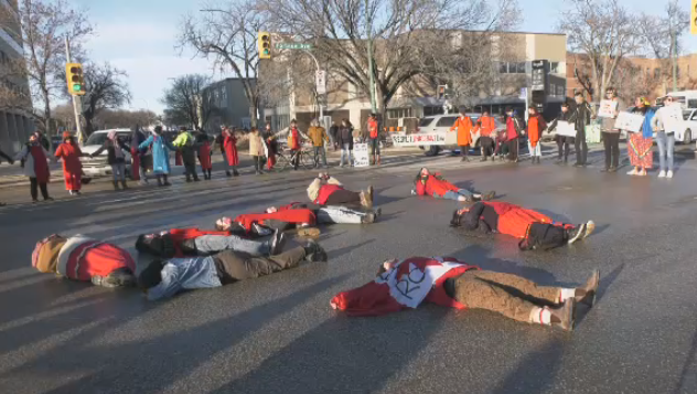 모학 파이프라인(Mohawk pipeline) 반대자들이 체포된 후 위니펙 시위대는 '죽음'으로 차량 통행을 차단해