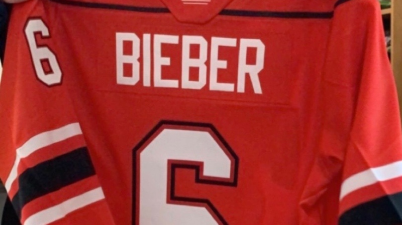 An Owen Sound Attack jersey with Justin Bieber's name is seen. (@AttackOHL / Twitter)
