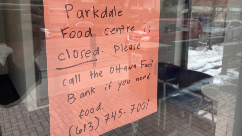 A sign in the door of the Parkdale Food Centre explaining the shelter is closed. (Dylan Dyson/CTV News Ottawa)