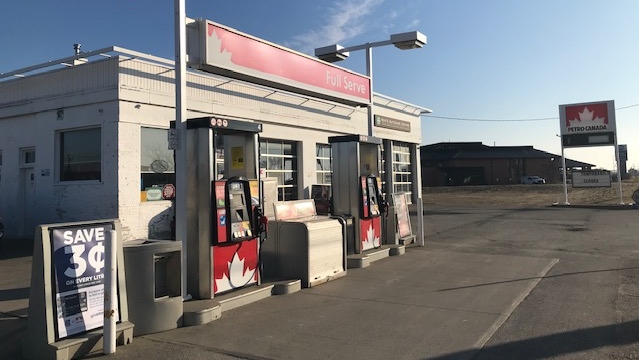 The sign outside Ken's Autocare Centre in London, Ont. reads 'Temporarily Closed' on Wednesday, March 25, 2020. (Sean Irvine / CTV London)