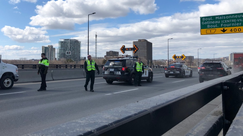 Quebec Police set up a checkpoint to limit non-essential travel between Ottawa and Gatineau amid the COVID-19 pandemic. (Christina Succi/CTV News Ottawa)