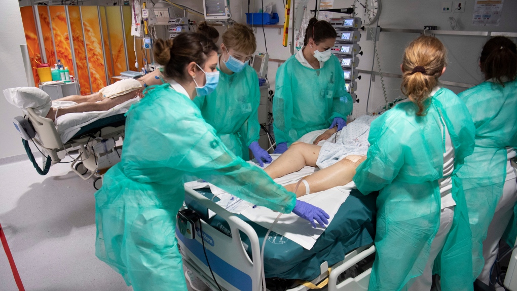 nurses care for COVID-19 patient