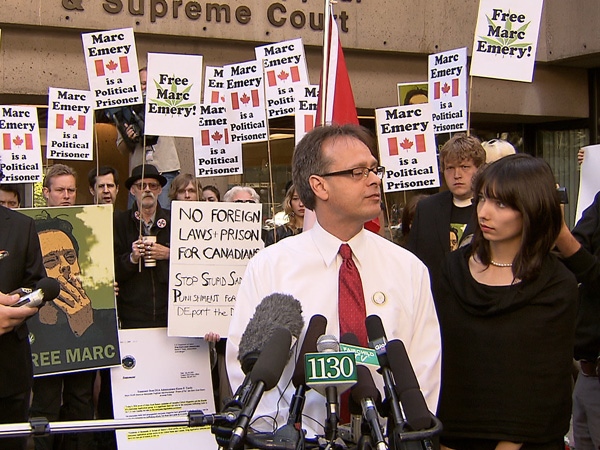 Marc Emery addresses supporters in front of the B.C. Supreme Court with his wife Jodie on the day of his extradition hearing. September 28, 2009. (CTV)