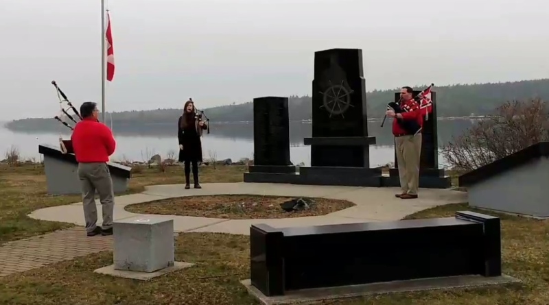 Pipers in Shelburne, N.S. pay tribute to the victims of a mass killing in Nova Scotia. (Courtesy: Dorothy K Peacock/Facebook)