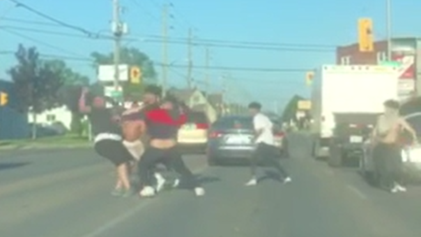 Several men fighting at the intersection of Adelaide and Hamilton in London, Ont. on Tuesday, May 26, 2020. (Reddit u/TinaGibbins9876) 