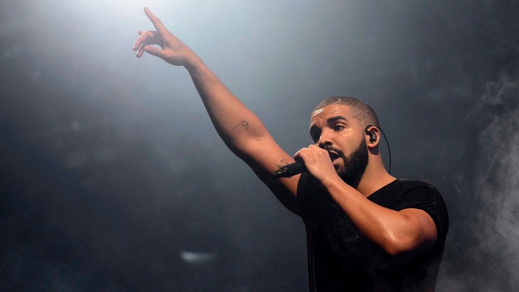 Drake performs in 2015