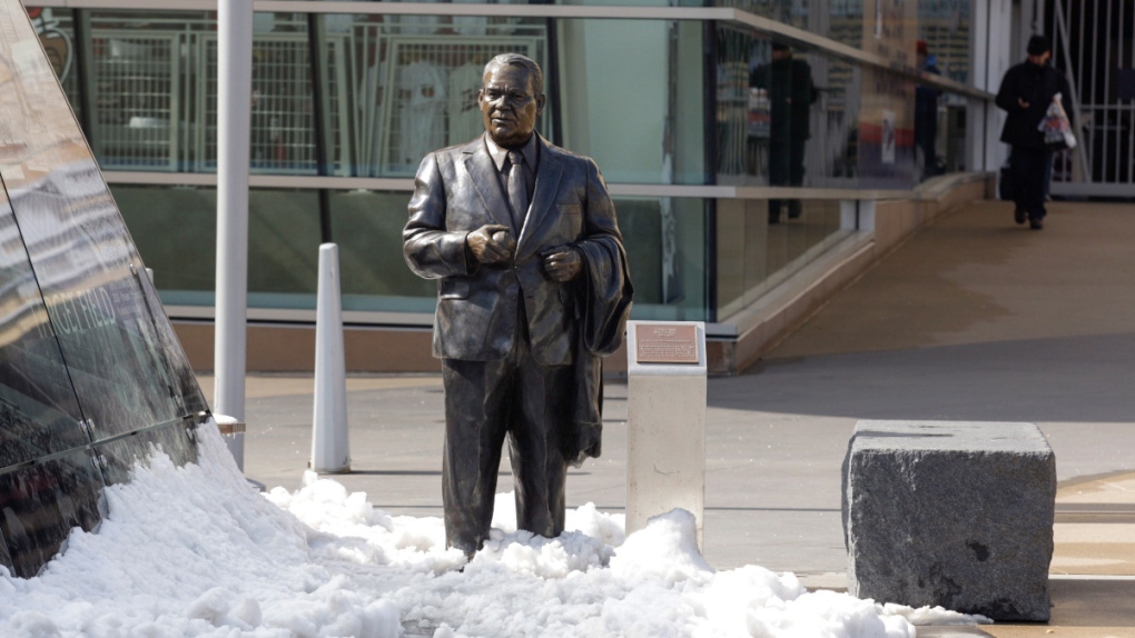 Target Field statue of Calvin Griffith in 2014