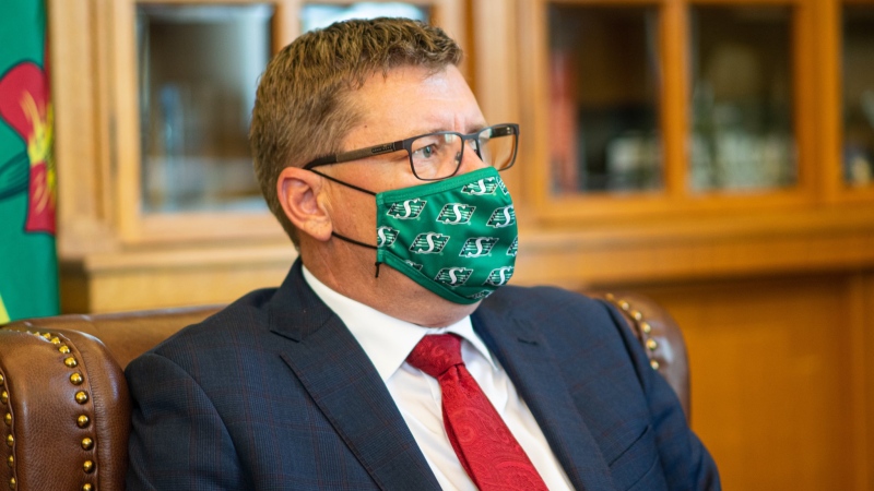Premier Scott Moe wears a Saskatchewan Roughriders mask. (Twitter/Scott Moe)