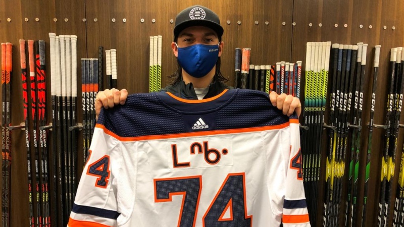 Edmonton Oilers defenceman Ethan Bear's jersey will feature his name in Cree syllabics for an exhibition game against the Calgary Flames. (Edmonton Oilers/NHL.com)