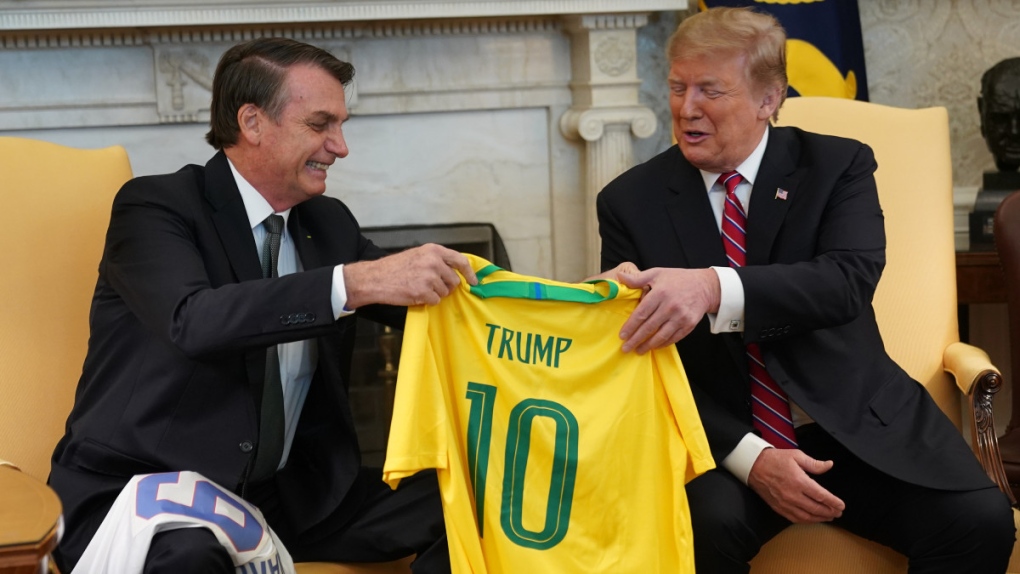 Bolsonaro presents Trump with a Brazil jersey