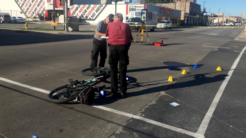  Police investigate a crash on Wyandotte Street in Windsor, Ont., on Wednesday, Aug. 19, 2020. (Bob Bellacicco / CTV Windsor)