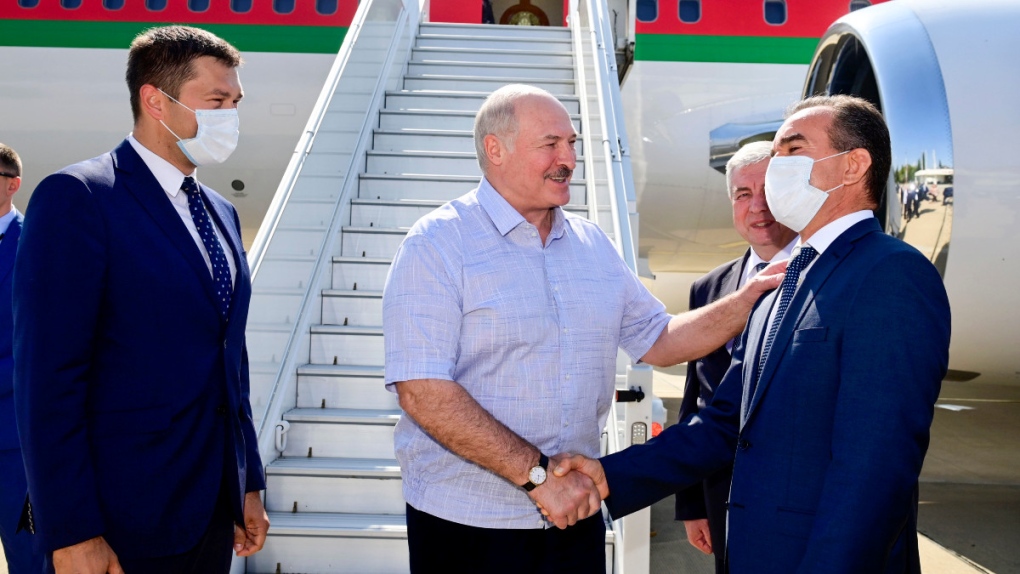 Lukashenko greets officials in Sochi