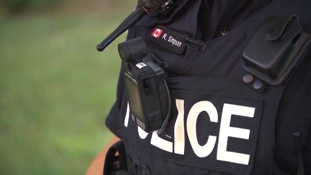 L’UCP de l’Alberta promet des caméras portées sur le corps pour tous les agents