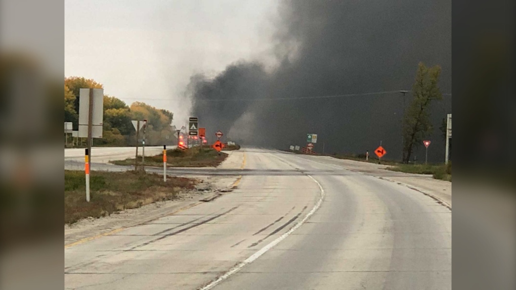 매니토바주 1번 고속도로에서 전복사고 후 세미 트럭이 불길에 휩싸여, 2명 경상