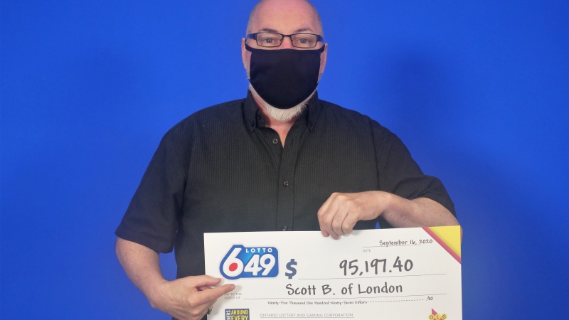 Londoner Scott Bennett claims his prize from the September 2, 2020 LOTTO 6/49 draw. 
(Source: OLG) 