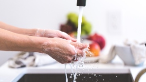 Washing hands, wearing masks and practicing physical distancing substantially decrease an individual's risk of contracting COVID-19, according to new research. (Burst / Pexels)