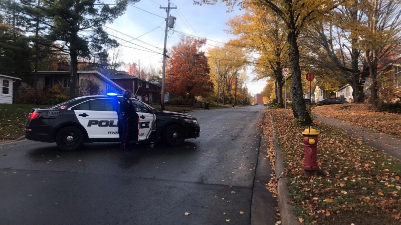 Police respond to a barricaded person in the College Hill/Montgomery Street area in Fredericton on Oct. 22, 2020. (Laura Brown/CTV Atlantic)