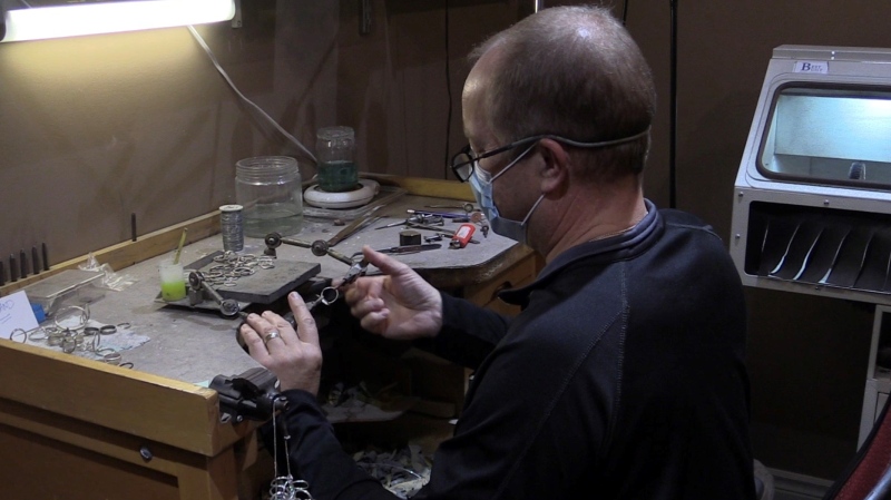 Derek Bakelaar, founder of Digisplint, making a custom finger splint. (Celine Zadorsky / CTV London)