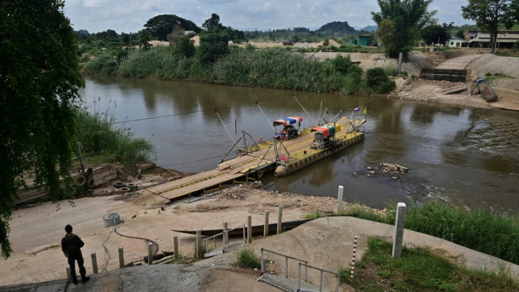 Thai soldiers guard river crossing