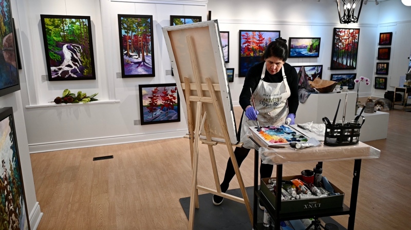 Katherine Muir Miller paints in her Perth, Ont. gallery. (Joel Haslam / CTV News)