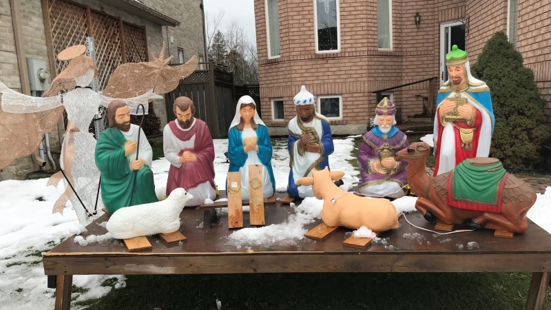 A nativity scene in Innisfil, Ont., is missing its manger and baby Jesus on Thurs., Dec.10, 2020 (Siobhan Morris/CTV News)