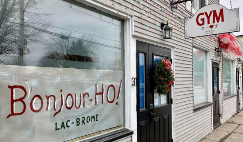 Athletica Lac Brome in Knowlton, QC jumped on the hype and posted a Bonjour-Ho! greeting in its front window. SOURCE: Athletica Lac Brome/Facebook
