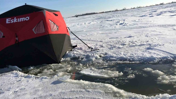 Ice quake opens massive crack underneath pair of ice fishers in Manitoba