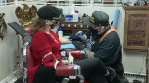 Tattoo shop owner Phil McLellan can be seen tattooing a customer on January 9. (Source: CTV News/Dan Timmerman) 