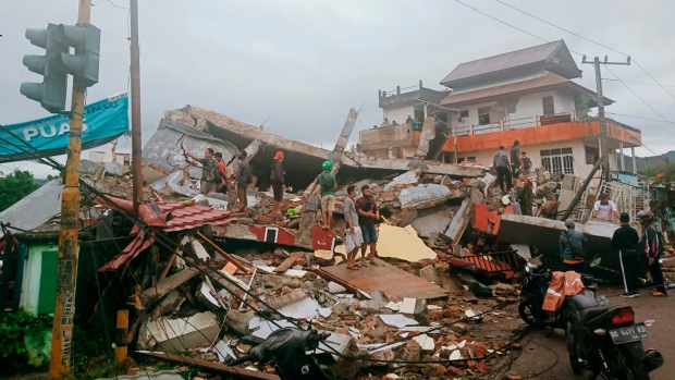 Un terremoto innesca frane e colonizza case in Indonesia
