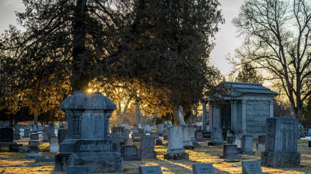 Il cimitero della Louisiana cambia la regola dei “solo bianchi” dopo che il procuratore nero si è rifiutato di seppellirli