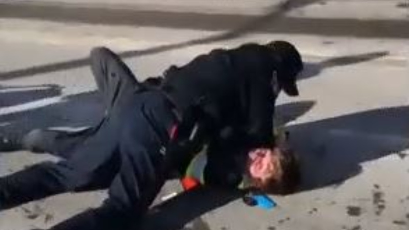  A cell phone video captured a Barrie police officer holding a man to the ground during an arrest on Dunlop Street on Thurs., Feb. 4, 2021 