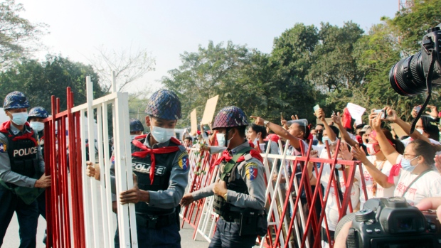 Accesso a Internet ripristinato con l’aumento delle proteste contro il colpo di stato in Myanmar